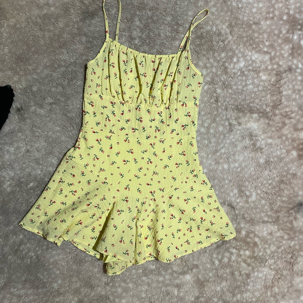 NWOT Yellow ditsy flower print romper.